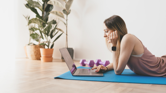 blogfoto M&Z Vrouw op yoga mat achter haar laptop